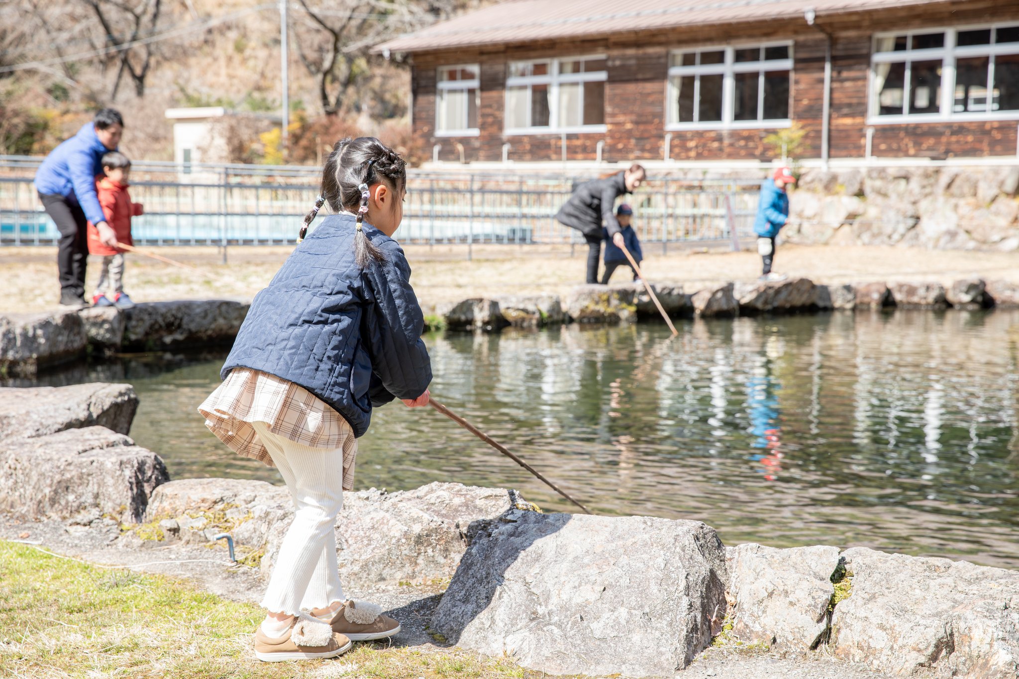 釣り堀で魚を釣る子供